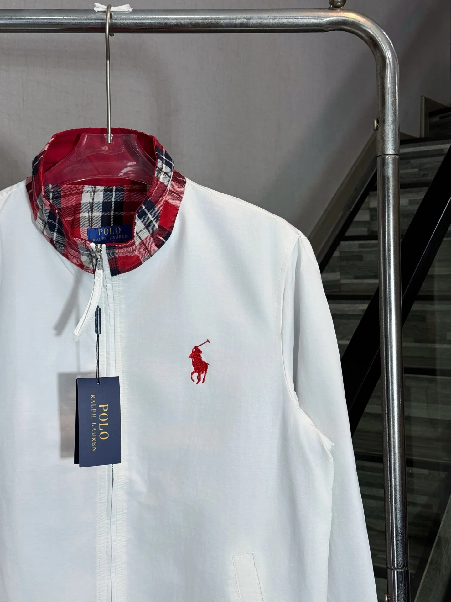 P320 model number: HE366 Ralph Lauren-Ralph Lauren old money style red plaid color block zipper jacket. The fabric is made of pure cotton breathable striped fabric. The upper body is comfortable and stylish, and feels silky and silky. The collar is made of red canvas plaid, and the horse riding warrior figure on the chest is made of high-density embroidery. The upper body is absolutely versatile, and the old money style style can be controlled casually. It is made by a large factory and has the original original label. It has three complete labels. You can buy it with confidence.  Color: Black/White Size: S M L XL